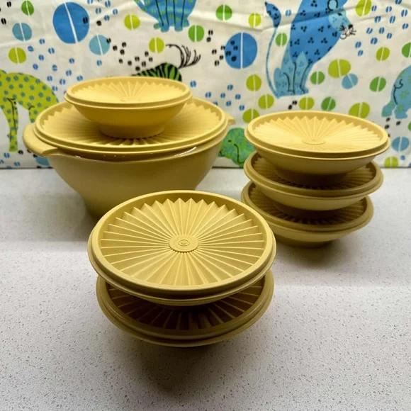 VINTAGE TUPPERWARE HARVEST GOLD SALAD BOWL SET 6 BOWLS & SERVING BOWL - Picture 1 of 5